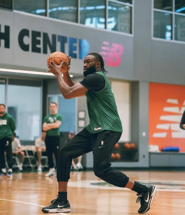 kaiyun-包含NBA总决赛赛程吃紧，波士顿凯尔特人冲刺阶段防线松动，气氛紧张，训练强度明显提升的词条